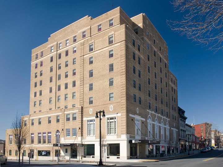 Grand Eastonian Hotel & Suites