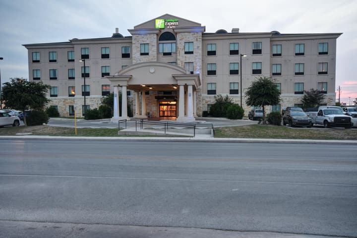 Holiday Inn Express & Suites Del Rio by IHG