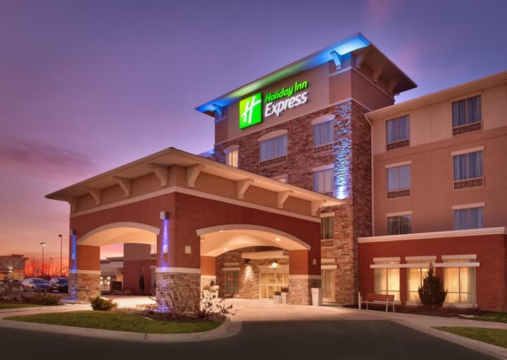 Holiday Inn Express & Suites Overland Park by IHG