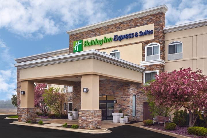 Holiday Inn Express & Suites Chicago-Libertyville by IHG