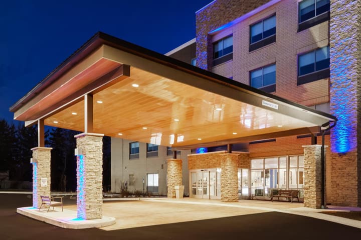 Holiday Inn Express & Suites Chicago North Shore - Niles by IHG