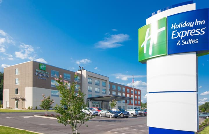 Holiday Inn Express & Suites Greenwood Mall by IHG