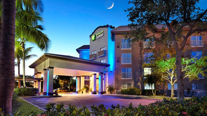 Holiday Inn Express & Suites Naples Downtown - 5th Avenue by IHG