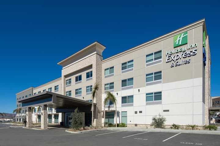 Holiday Inn Express & Suites - Murrieta by IHG