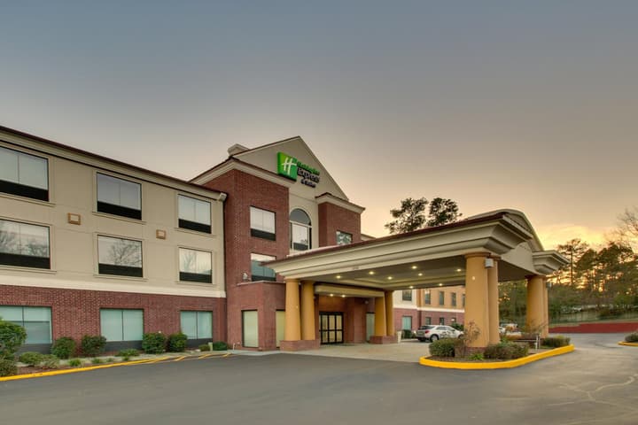 Holiday Inn Express & Suites Laurel by IHG