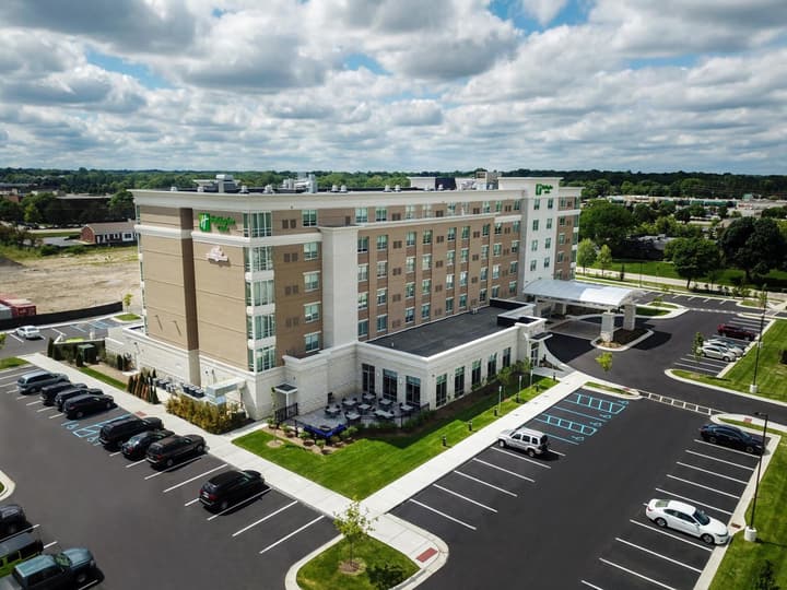 Holiday Inn & Suites Farmington Hills - Detroit NW by IHG
