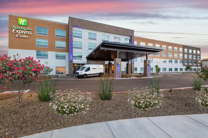 Holiday Inn Express & Suites - Phoenix - Airport North by IHG