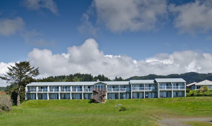 Pacific Reef Hotel & Light Show