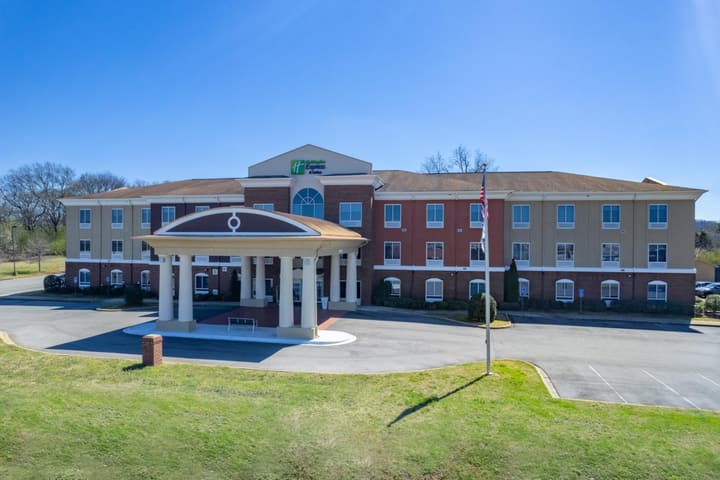 Holiday Inn Express Hotel & Suites Talladega by IHG