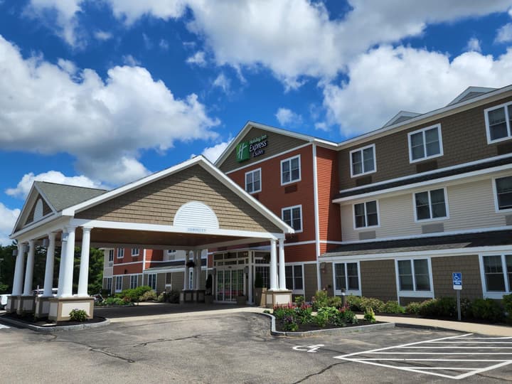 Holiday Inn Express & Suites Rochester by IHG