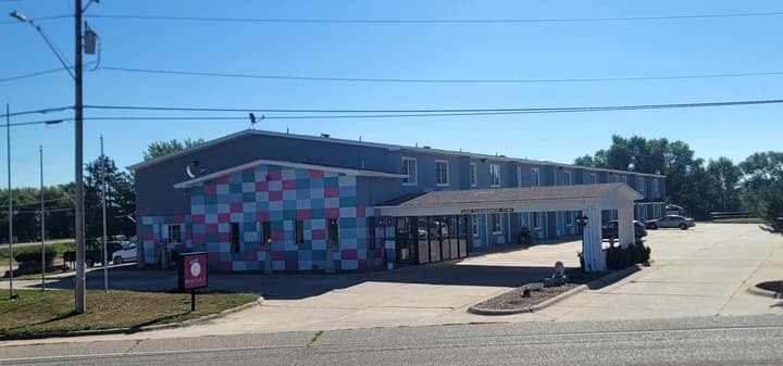 Dragonfly Inn & Suites