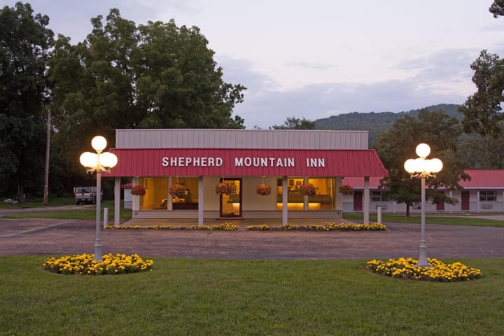 Shepherd Mountain Inn & Suites