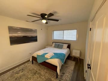 Modern ~ Comfortable ~ Downtown, Queen beds, Bikes
