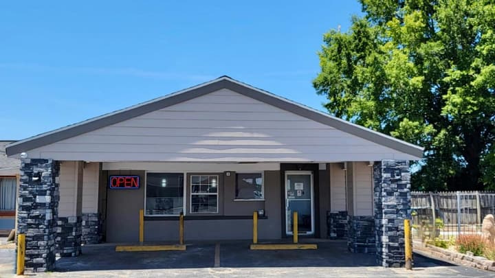 Budget Inn & Suites