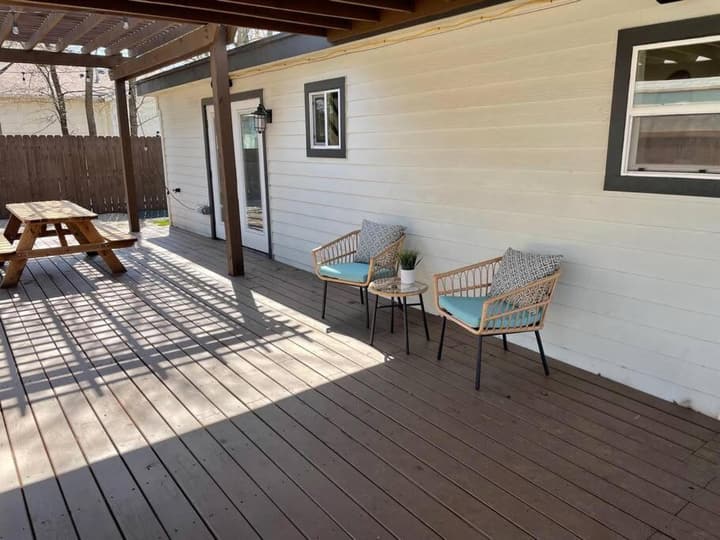 Brentwood de Maria -Cowboy Pool & Dog Friendly