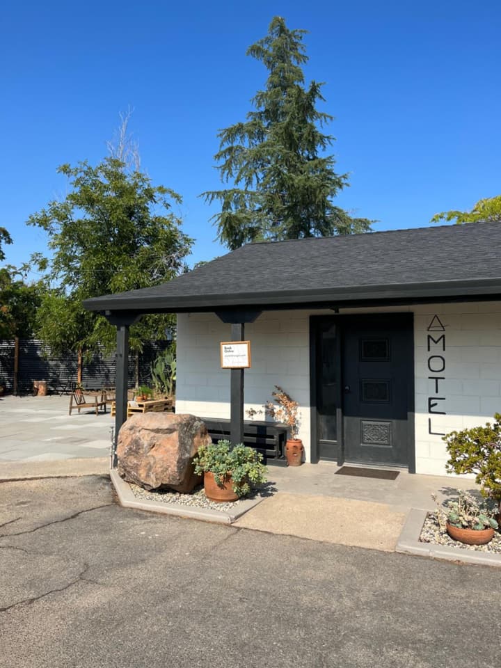 Triangle Motel