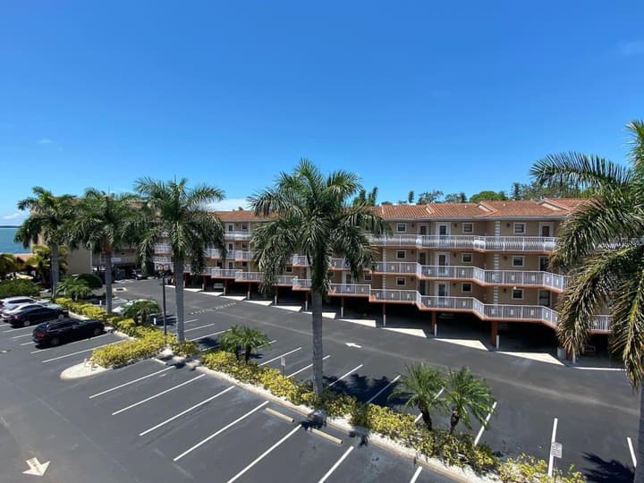 Condo in Waterfront Resort with Balcony Close to Beaches Free Bikes