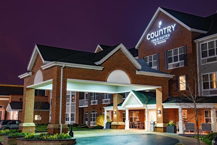 Country Inn & Suites by Radisson, Milwaukee West Brookfield , WI