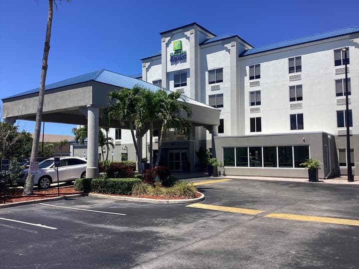 Holiday Inn Express Hotel & Suites Cocoa Beach by IHG
