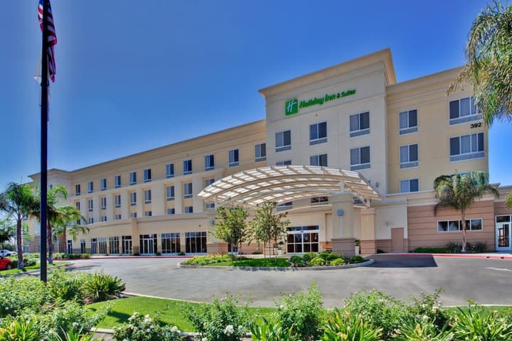 Holiday Inn & Suites Bakersfield by IHG