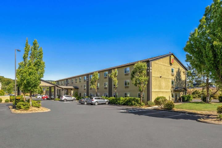Super 8 by Wyndham Roseburg