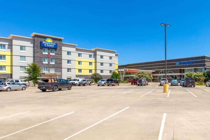Days Inn & Suites by Wyndham Lubbock Medical Center
