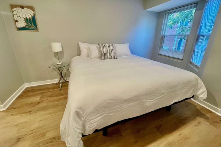 Aksarben Modern 1Bed ground level with parking