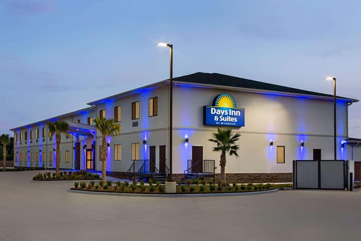 Days Inn & Suites by Wyndham Tomball Houston NW