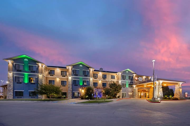 Best Western Plus Emerald Inn & Suites
