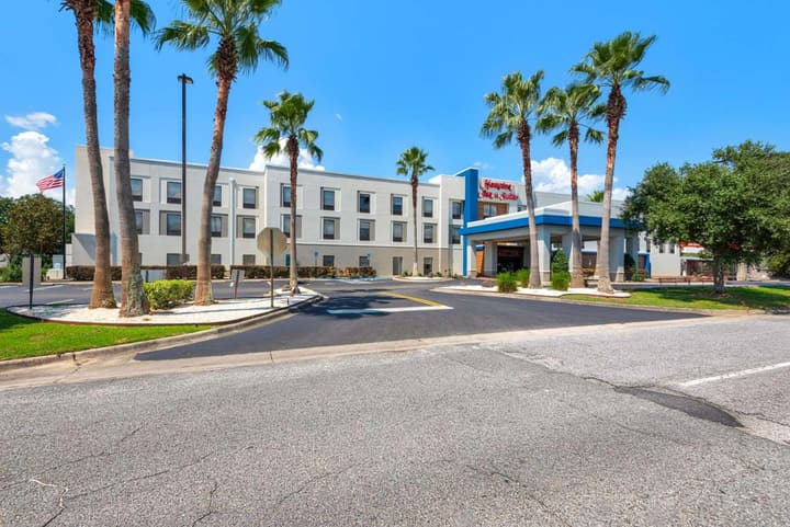 Hampton Inn & Suites Pensacola I-10 N at University Town Plaza