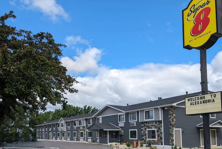 Super 8 by Wyndham Alexandria MN