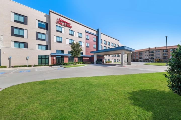 Hampton Inn & Suites Dallas - Farmers Branch