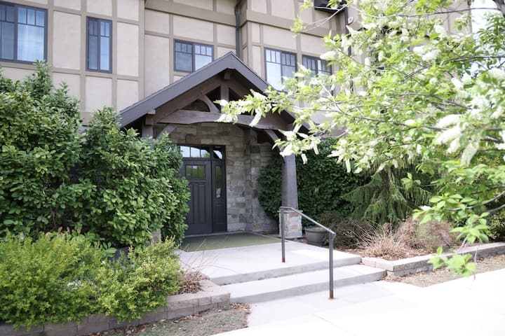 Aspenwood Manor