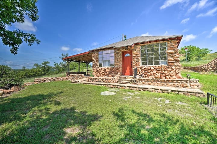 Enchanting Hilltop Cottage in Medicine Park!