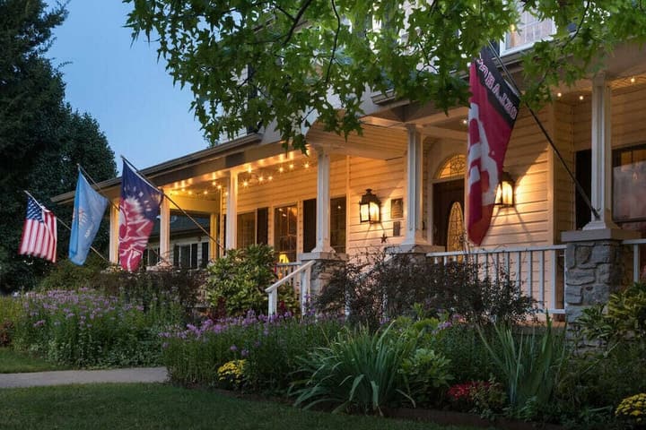 Montford Inn & Cottages