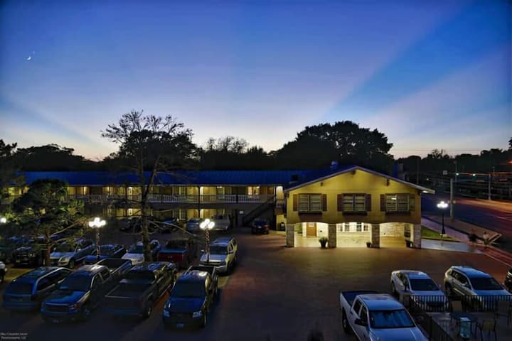 Sunday House Inn and Suites