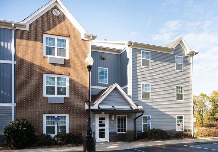 Alluxsuites at 1876, an Ascend Collection Hotel