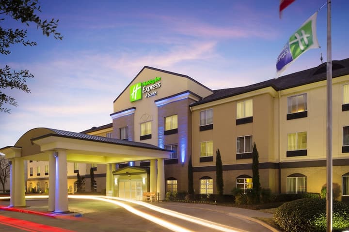 Holiday Inn Express & Suites DFW - Grapevine by IHG