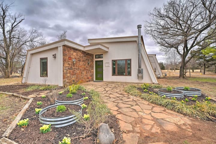 Bohemian Home w/ Screened Porch, 3 Mi to Lake!