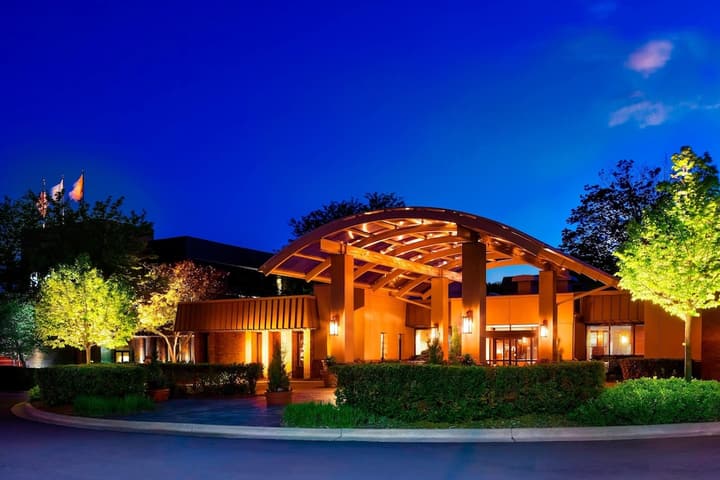 Sheraton Milwaukee Brookfield Hotel