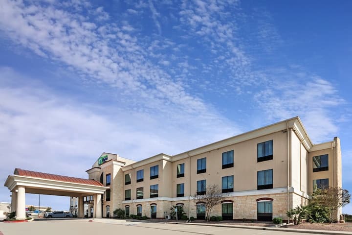 Holiday Inn Express & Suites Floresville by IHG