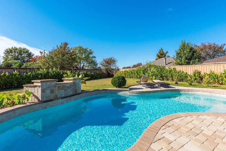 Home Pool 15 Minutes from DFW Airport