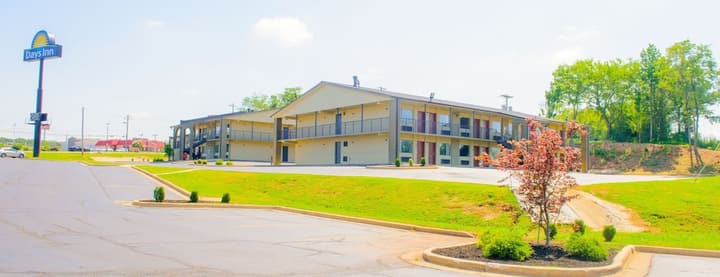 Days Inn & Suites by Wyndham Athens Alabama