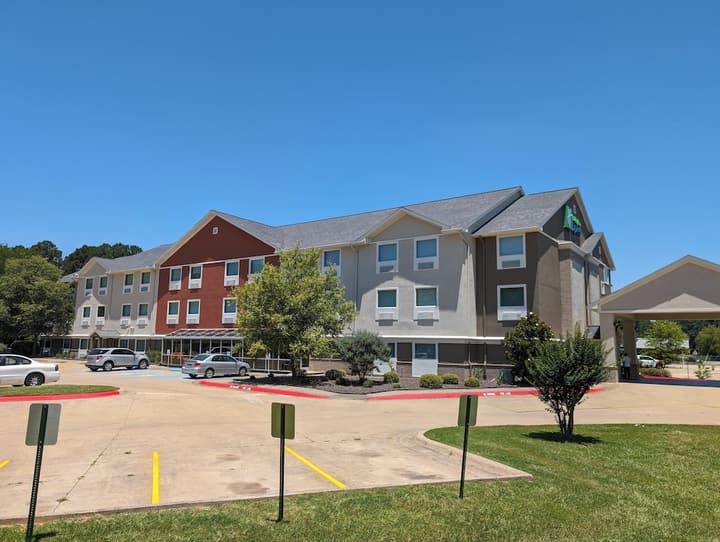 Holiday Inn Express Hotel & Suites by IHG