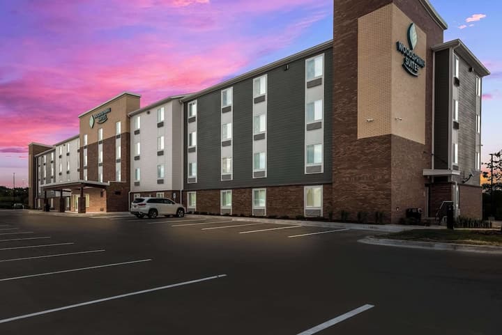Woodspring Suites Milwaukee - Menomonee Falls
