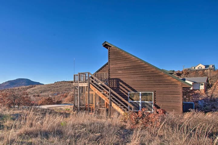 Updated Cabin w/ 360-degree Mtn View: 1 Mi to Lake