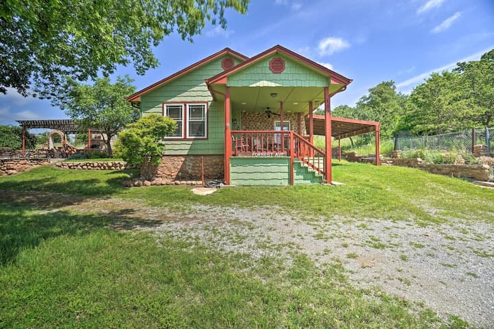 Charming Hilltop Cottage in Medicine Park!
